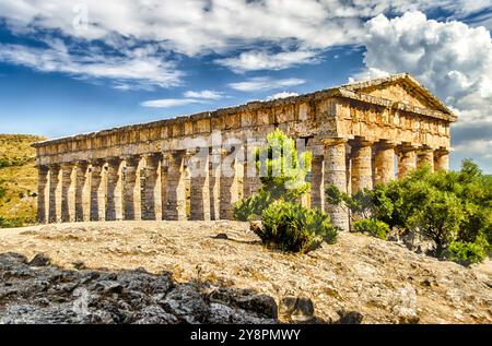 Tempio greco di Segesta, iconico monumento ben conservato in Sicilia, Italia Foto Stock