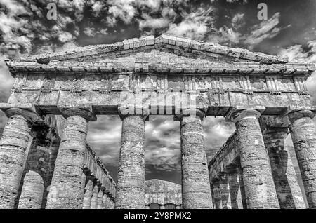 Tempio greco di Segesta, iconico monumento ben conservato in Sicilia, Italia Foto Stock