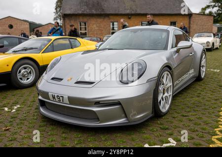 2024 Porsche 911 S/T, in mostra al Bicester Heritage Scramble il 6 ottobre 2024. Foto Stock