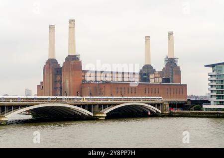 La centrale elettrica di Battersea, punto di riferimento iconico a Londra, Regno Unito Foto Stock