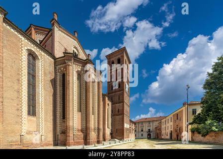 Asti, Italia - 20 agosto 2024: campanile della Cattedrale di Asti in Piazza Duomo Foto Stock