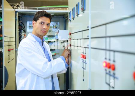 Ricercatore. Micro rete a bassa tensione. Servizi di test e certificati per Smart Grid e Smart Meter. Certificazione delle apparecchiature elettroniche di potenza. Servizi tecnologici all'industria. Tecnalia Research & Innovation, Bizkaia, Paesi Baschi, Spagna. Foto Stock