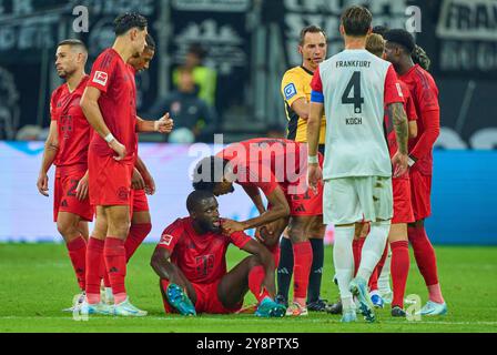 Francoforte, Germania. 6 ottobre 2024. Dayot Upamecano, infortunio FCB 2, nella partita EINTRACHT FRANKFURT - FC BAYERN MUENCHEN il 6 ottobre 2024 a Francoforte, Germania. Stagione 2024/2025, 1.Bundesliga, FCB, Monaco, giorno 6, fotografo Spieltag: immagini ddp/STAR-images - LE NORMATIVE DFL VIETANO L'USO DI FOTOGRAFIE come SEQUENZE DI IMMAGINI e/o QUASI-VIDEO - crediti: ddp media GmbH/Alamy Live News Foto Stock