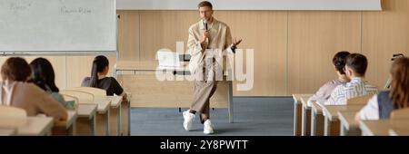 Immagine dell'intestazione del sito Web di un insegnante maschio adulto che tiene lezioni agli studenti di diritto civile parlando con microfono portatile in classe universitaria con lavagna bianca e spazio di copia Foto Stock