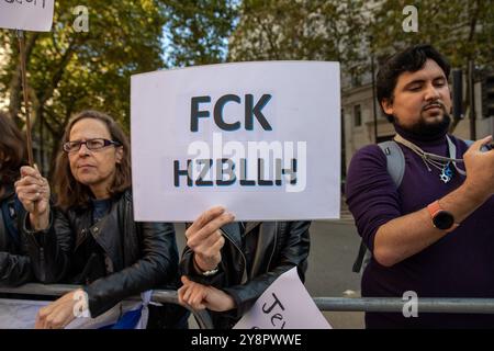 Londra, Regno Unito. 5 ottobre 2024. (NOTA PER I REDATTORI; l'immagine contiene profanità)Un manifestante pro-israeliano tiene un cartello durante la manifestazione. I sostenitori palestinesi e israeliani scendono per le strade di Londra con l’ultima marcia nazionale per la Palestina. Con l'avvicinarsi dell'anniversario del 7 ottobre, la folla e la polizia sono aumentate notevolmente. Credito: SOPA Images Limited/Alamy Live News Foto Stock