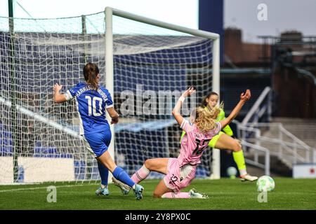 Birmingham, Regno Unito. 6 ottobre 2024. Birmingham, Inghilterra, 6 ottobre 2024: Christie Harrison-Murray (10 Birmingham City) attraversa la palla durante la partita di calcio del Barclays Womens Championship tra Birmingham City e Blackburn Rovers a St Andrews a Birmingham, Inghilterra (Natalie Mincher/SPP) credito: SPP Sport Press Photo. /Alamy Live News Foto Stock