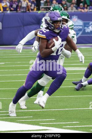 Londra, Regno Unito. 6 ottobre 2024. Il running back dei Minnesota Vikings Ty Chandler corre con il football nella partita contro i New York Jets al White Hart Lane di Londra domenica 6 ottobre 2024. I Vikings batterono i Jets 23-17. Foto di Hugo Philpott/UPI credito: UPI/Alamy Live News Foto Stock