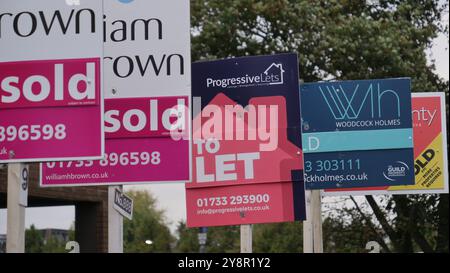 Proprietà residenziale in vendita a Peterborough con cartello di agenti immobiliari fuori casa. Foto Stock