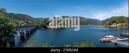 Vista panoramica del lago Cavado presso il parco nazionale Peneda Geres vicino al villaggio di Rio caldo, in Portogallo Foto Stock