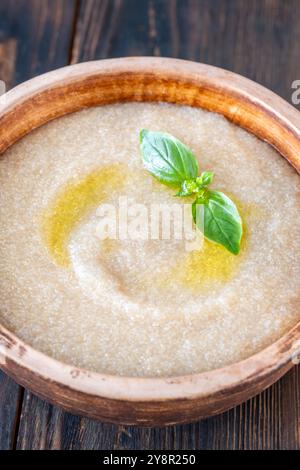 Ciotola di Amaranth porridge su fondo in legno Foto Stock