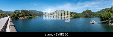 Vista panoramica del lago Cavado presso il parco nazionale Peneda Geres vicino al villaggio di Rio caldo, in Portogallo Foto Stock