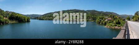 Vista panoramica del lago Cavado presso il parco nazionale Peneda Geres vicino al villaggio di Rio caldo, in Portogallo Foto Stock