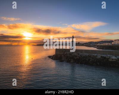 Alba alla statua di Roger Casement e alle terme di Dún Laoghaire Foto Stock