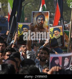 Pattan, Kashmir, India. 6 ottobre 2024. i musulmani sciiti del Kashmir portano foto del leader di Hezbollah Hassan Nasralla e gridano slogan anti Israele mentre prendono parte a una manifestazione per mostrare la loro rabbia verso l'uccisione del leader di Hezbollah Hassan Nasrallah. Nasrallah fu ucciso nei sobborghi meridionali di Beirut, in Libano, da un attacco aereo israeliano. Foto Stock