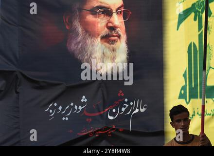 Pattan, Kashmir, India. 6 ottobre 2024. i musulmani sciiti del Kashmir portano foto del leader di Hezbollah Hassan Nasralla e gridano slogan anti Israele mentre prendono parte a una manifestazione per mostrare la loro rabbia verso l'uccisione del leader di Hezbollah Hassan Nasrallah. Nasrallah fu ucciso nei sobborghi meridionali di Beirut, in Libano, da un attacco aereo israeliano. Foto Stock