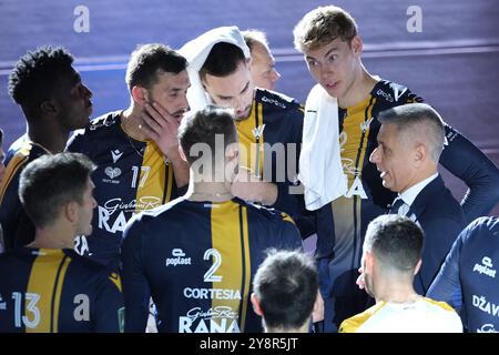 Rana Verona durante un time out della partita tra Rana Verona e Cisterna Volley, stagione regolare del Campionato Italiano di pallavolo SuperLega 2024/2025, al Pala AGSM-AIM di Verona, il 6 ottobre 2024. Foto Stock