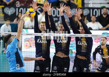 Block of Mads Kyed Jensen di Rana Verona e Lorenzo Cortesia di Rana Verona durante la partita tra Rana Verona e Cisterna Volley, stagione regolare del Campionato Italiano di pallavolo SuperLega 2024/2025, al Pala AGSM-AIM di Verona il 6 ottobre 2024. Foto Stock