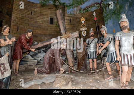 Interno di una delle famose cappelle della basilica de Bom Jesus do Monte, Portogallo, figure realistiche che mostrano Cristo che cade sotto il peso di cro Foto Stock