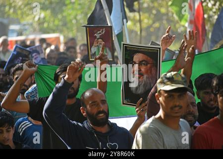 Pattan, Kashmir, India. 6 ottobre 2024. i musulmani sciiti del Kashmir portano foto del leader di Hezbollah Hassan Nasralla e gridano slogan anti Israele mentre prendono parte a una manifestazione per mostrare la loro rabbia verso l'uccisione del leader di Hezbollah Hassan Nasrallah. Nasrallah fu ucciso nei sobborghi meridionali di Beirut, in Libano, da un attacco aereo israeliano. Foto Stock