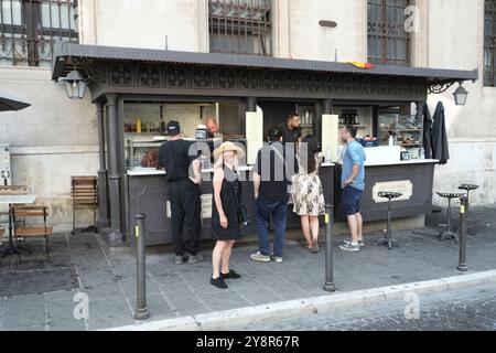 Antica Salumeria Granieri Amato è un piccolo stand gastronomico in Piazza Giacomo Matteotti a Perugia, regione Umbria, Italia. I migliori panini con porchetta. Foto Stock