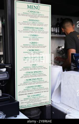 Antica Salumeria Granieri Amato è un piccolo stand gastronomico in Piazza Giacomo Matteotti a Perugia, regione Umbria, Italia. I migliori panini con porchetta. Foto Stock