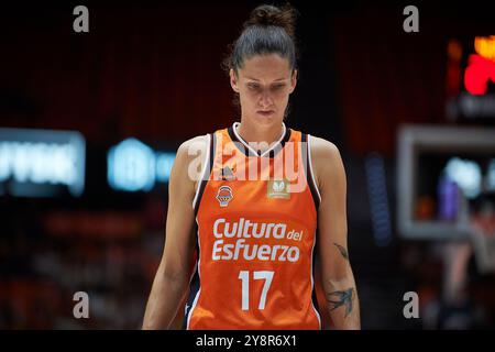 Valencia, Spagna. 6 ottobre 2024. Il cestino Kristine Vitola di Valencia visto durante la Liga Femenina Endesa Regular Season Round 1 tra Valencia Basket e Club Joventut Badalona a Pabellon Fuente de San Luis. Punteggio finale; Valencia Basket 81 : 68 Club Joventut Badalona (foto di Vicente Vidal Fernandez/SOPA Images/Sipa USA) credito: SIPA USA/Alamy Live News Foto Stock