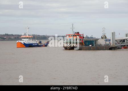 Traghetto colorato sul fiume Mersey a Liverpool Foto Stock