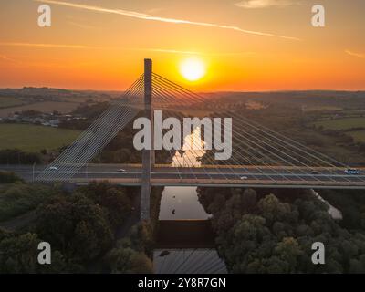 Tramonto al ponte Mary McAleese Foto Stock