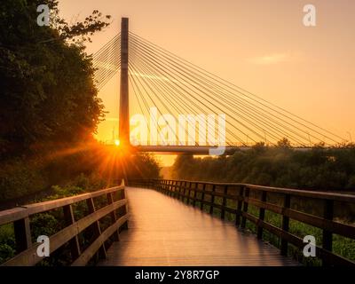 Tramonto al ponte Mary McAleese dalla Boyne Valley greenway Foto Stock