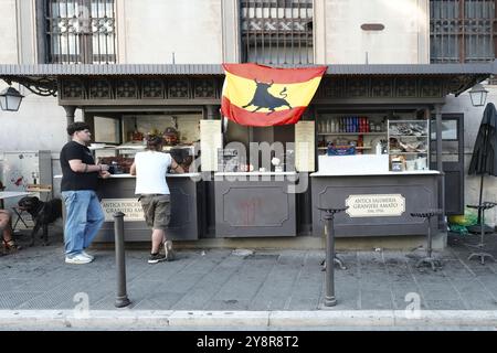 Antica Salumeria Granieri Amato è un piccolo stand gastronomico in Piazza Giacomo Matteotti a Perugia, regione Umbria, Italia. I migliori panini con porchetta. Foto Stock