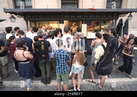 Antica Salumeria Granieri Amato è un piccolo stand gastronomico in Piazza Giacomo Matteotti a Perugia, regione Umbria, Italia. I migliori panini con porchetta. Foto Stock