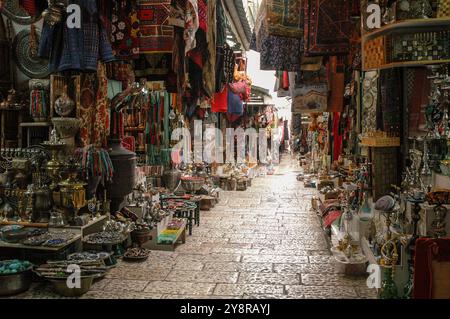 La strada principale attraverso lo shuk arabo che vende un'ampia varietà di artigianato, giudaica e souvenir nella città vecchia di Gerusalemme. Foto Stock