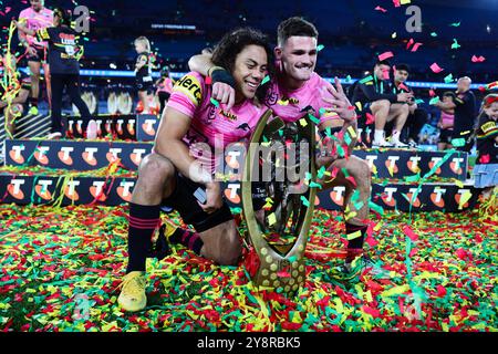 SYDNEY, AUSTRALIA - 6 OTTOBRE: Jarome Luai dei Panthers e Nathan Cleary dei Panthers con il Trofeo Provan-Summons durante la Grand Final match della NRL tra Panthers e Storm all'Accor Stadium il 6 ottobre 2024 a Sydney, Australia. (Foto di Pete Dovgan/Speed Media/Icon Sportswire) Foto Stock