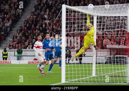 Parade, Glanzparade von Torwart Oliver Baumann (TSG 1899 Hoffenheim, #01) nach einem schuss von Chris Fuehrich (VfB Stuttgart #27) GER, VfB Stuttgart vs. TSG 1899 Hoffenheim, Fussball, Herren, 1. Bundesliga, 6 anni. Spieltag, Saison 24/25, 06.10.2024, LE NORMATIVE DFL/DFB VIETANO QUALSIASI USO DI FOTOGRAFIE COME SEQUENZE DI IMMAGINI E/O QUASI-VIDEO, foto: Eibner-Pressefoto/Wolfgang Frank Foto Stock