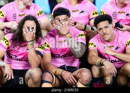 Sydney, Australia, 6 ottobre 2024. Jarome Luai dei Panthers, Brian ToÕo dei Panthers e Paul Alamoti dei Panthers mostrano gli anelli dei vincitori durante la Grand Final match della NRL tra Panthers e Storm all'Accor Stadium il 6 ottobre 2024 a Sydney, Australia. Crediti: Pete Dovgan/Speed Media/Alamy Live News Foto Stock