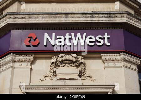 Insegna e logo della banca NatWest sull'esterno dell'edificio principale. Servizi bancari e finanziari nel Regno Unito. 29 agosto 2024 Bournemouth Inghilterra Foto Stock