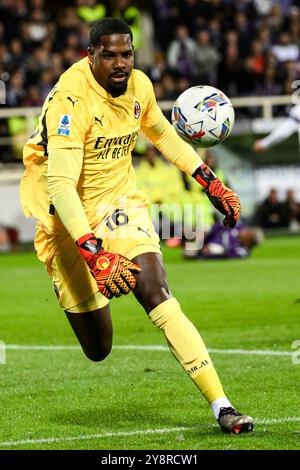 Firenze, Italia. 6 ottobre 2024. Mike Maignan dell'AC Milan in azione durante la partita di serie A tra l'ACF Fiorentina e l'AC Milan allo stadio Artemio Franchi di Firenze (Italia), 6 ottobre 2024. Crediti: Insidefoto di andrea staccioli/Alamy Live News Foto Stock