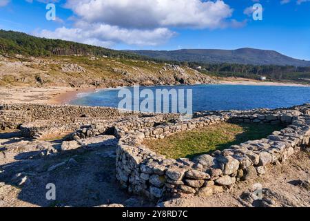 Castro de Baroña, Porto do Son, Ria de Muros y Noya, A Coruña, Galizia, Spagna. L'insediamento più settentrionale della Galizia, in Spagna, Castro de Baroña, si trova nella ria de Muros y Noya, all'estuario del fiume Ulla, appena a sud del porto di Porto do Son. L'area è conosciuta per le sue splendide insenature e spiagge, con viste spettacolari sul mare, le isole e la costa rocciosa. L'area vanta varie attività, dal windsurf all'avvistamento di balene e delfini e la vela. I visitatori possono visitare il sito storico di Castro de Baroña, che include antichi dolmen, un insediamento dell'età del ferro, Foto Stock