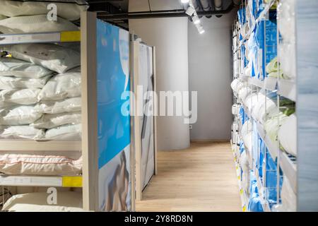 cuscini e coperte sul bancone del supermercato nel reparto della casa Foto Stock