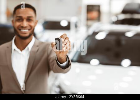 Agente Che Mostra La Chiave Di Vettura In Piedi Nell'Ufficio Di Noleggio Auto Foto Stock