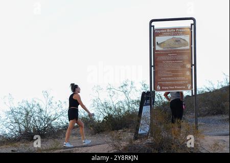 Tempe, Arizona, Stati Uniti. 6 ottobre 2024. Gli escursionisti di prima mattina alla Hayden Butte Preserve di Tempe miravano a evitare il caldo, poiché un avvertimento di calore eccessivo da parte del National Weather Service rimane in vigore per l'area della metropolitana di Phoenix fino al martedì sera. Si prevede che Phoenix raggiunga i 110 gradi oggi, 17 gradi sopra la media per questo periodo dell'anno. (Credit Image: © Eduardo Barraza/ZUMA Press Wire) SOLO PER USO EDITORIALE! Non per USO commerciale! Foto Stock