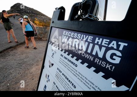 Tempe, Arizona, Stati Uniti. 6 ottobre 2024. Gli escursionisti di prima mattina alla Hayden Butte Preserve di Tempe miravano a evitare il caldo, poiché un avvertimento di calore eccessivo da parte del National Weather Service rimane in vigore per l'area della metropolitana di Phoenix fino al martedì sera. Si prevede che Phoenix raggiunga i 110 gradi oggi, 17 gradi sopra la media per questo periodo dell'anno. (Credit Image: © Eduardo Barraza/ZUMA Press Wire) SOLO PER USO EDITORIALE! Non per USO commerciale! Foto Stock