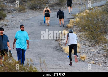 Tempe, Arizona, Stati Uniti. 6 ottobre 2024. Gli escursionisti di prima mattina alla Hayden Butte Preserve di Tempe miravano a evitare il caldo, poiché un avvertimento di calore eccessivo da parte del National Weather Service rimane in vigore per l'area della metropolitana di Phoenix fino al martedì sera. Si prevede che Phoenix raggiunga i 110 gradi oggi, 17 gradi sopra la media per questo periodo dell'anno. (Credit Image: © Eduardo Barraza/ZUMA Press Wire) SOLO PER USO EDITORIALE! Non per USO commerciale! Foto Stock