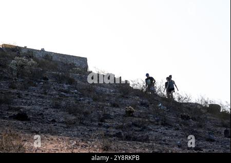 Tempe, Arizona, Stati Uniti. 6 ottobre 2024. Gli escursionisti di prima mattina alla Hayden Butte Preserve di Tempe miravano a evitare il caldo, poiché un avvertimento di calore eccessivo da parte del National Weather Service rimane in vigore per l'area della metropolitana di Phoenix fino al martedì sera. Si prevede che Phoenix raggiunga i 110 gradi oggi, 17 gradi sopra la media per questo periodo dell'anno. (Credit Image: © Eduardo Barraza/ZUMA Press Wire) SOLO PER USO EDITORIALE! Non per USO commerciale! Foto Stock