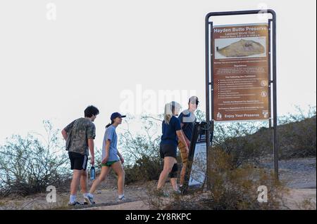 Tempe, Arizona, Stati Uniti. 6 ottobre 2024. Gli escursionisti di prima mattina alla Hayden Butte Preserve di Tempe miravano a evitare il caldo, poiché un avvertimento di calore eccessivo da parte del National Weather Service rimane in vigore per l'area della metropolitana di Phoenix fino al martedì sera. Si prevede che Phoenix raggiunga i 110 gradi oggi, 17 gradi sopra la media per questo periodo dell'anno. (Credit Image: © Eduardo Barraza/ZUMA Press Wire) SOLO PER USO EDITORIALE! Non per USO commerciale! Foto Stock