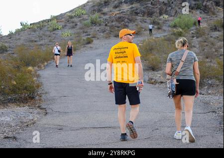 Tempe, Arizona, Stati Uniti. 6 ottobre 2024. Gli escursionisti di prima mattina alla Hayden Butte Preserve di Tempe miravano a evitare il caldo, poiché un avvertimento di calore eccessivo da parte del National Weather Service rimane in vigore per l'area della metropolitana di Phoenix fino al martedì sera. Si prevede che Phoenix raggiunga i 110 gradi oggi, 17 gradi sopra la media per questo periodo dell'anno. (Credit Image: © Eduardo Barraza/ZUMA Press Wire) SOLO PER USO EDITORIALE! Non per USO commerciale! Foto Stock