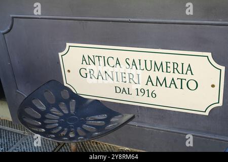 Antica Salumeria Granieri Amato è un piccolo stand gastronomico in Piazza Giacomo Matteotti a Perugia, regione Umbria, Italia. I migliori panini con porchetta. Foto Stock