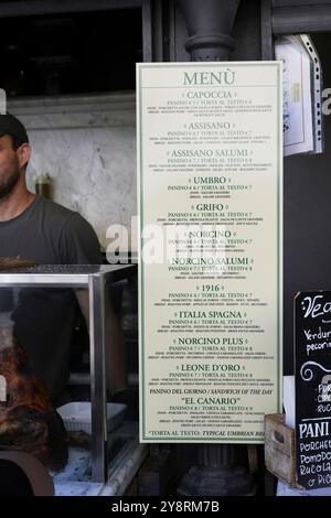 Antica Salumeria Granieri Amato è un piccolo stand gastronomico in Piazza Giacomo Matteotti a Perugia, regione Umbria, Italia. I migliori panini con porchetta. Foto Stock