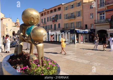 Saint-Tropez, Francia. 6 ottobre 2024 Port de Saint-Tropez, Francia. L'ultimo giorno della 25a gara Les Voiles de Saint-Tropez, l'atmosfera era emozionante sia sull'acqua che sulla terraferma. Il porto era pieno di gente felice e barche a vela di ritorno dalla gara. Credito Ilona Barna BIPHOTONEWS, Alamy Live News credito: Ilona Barna BIPHOTONEWS/Alamy Live News Foto Stock