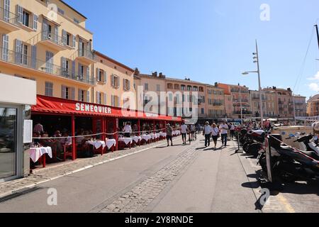 Saint-Tropez, Francia. 6 ottobre 2024 Port de Saint-Tropez, Francia. L'ultimo giorno della 25a gara Les Voiles de Saint-Tropez, l'atmosfera era emozionante sia sull'acqua che sulla terraferma. Il porto era pieno di gente felice e barche a vela di ritorno dalla gara. Credito Ilona Barna BIPHOTONEWS, Alamy Live News credito: Ilona Barna BIPHOTONEWS/Alamy Live News Foto Stock